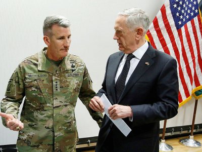 Le chef du Pentagone James Mattis (d) et le général John Nicholson, chef des forces de l'Otan en Afghanistan, le 24 avril 2017 à Kaboul - JONATHAN ERNST [POOL/AFP]