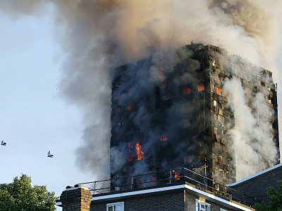 Un incendie ravage une tour d'habitation, le 14 juin 2017 à Londres - Daniel LEAL-OLIVAS [AFP]