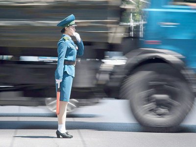 Officiellement désignées comme "officiers de la sécurité routière" elles sont connues comme les "Demoiselles de la circulation", comme celle-ci priose en photo le 5 juin 2017 à Pyonyang. - Ed JONES [AFP/Archives]