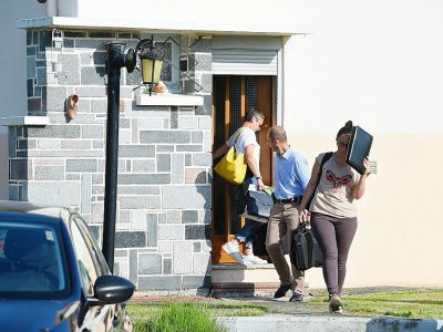 Des enquêteurs quittent la maison d'Albert et Monique Villemin à Aumontzey, le 14 juin 2017 - PATRICK HERTZOG [AFP]