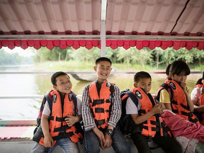 Des élèves à bord du bateau de Li Congshu, leur directeur d'école, le 31 mai 2017 à Dazu dans le sud-ouest de la Chine - Fred DUFOUR [AFP]
