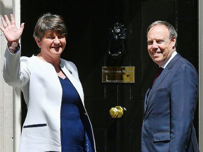 La dirigeante du DUP Arlene Foster et son chef adjoint Nigel Dodds arrivent au 10 Downing Street pour rencontrer la Première ministre britannique Theresa May, le 13 juin 2017 à Londres - Ben STANSALL [AFP]