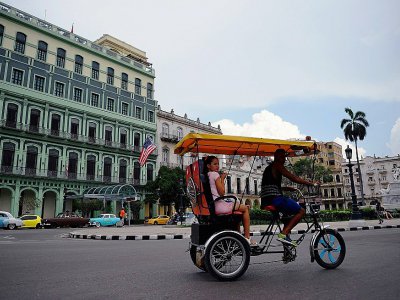 Un cyclo-pousse transportant des touristes à La Havane, le 15 juin 2017 - YAMIL LAGE [AFP/Archives]