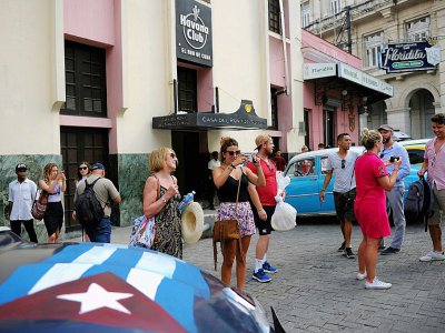 Des touristes se promènent dans les rues de La Havane, le 15 juin 2017.
Près de 300.000 Américains se sont rendus sur l'île au cours des cinq premiers mois de 2017, soit un bond de 145% sur un an - YAMIL LAGE [AFP/Archives]