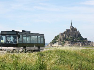 Une navette acheminant des touristes au Mont Saint-Michel, 3 juin 2017 - LUDOVIC MARIN [AFP/Archives]