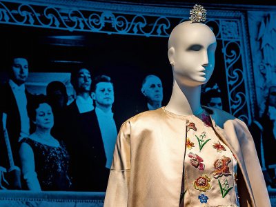 Une robe créée par Hubert de Givenchy et portée par Jacqueline Kennedy lors d'une visite officielle en France en 1961 exposée à Calais, dans le nord de la France, le 15 juin 2017 - PHILIPPE HUGUEN [AFP]