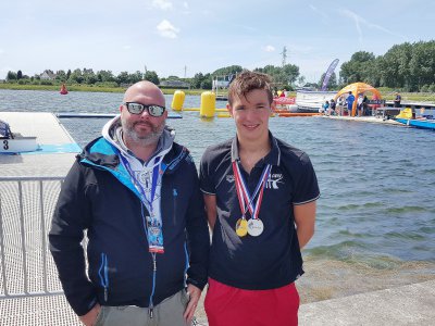Clément Batté (Bolbec) champion de natation en eau libre, à côté de son entraîneur Franck Warlop (à gauche). - Clément Batté (CNVS)