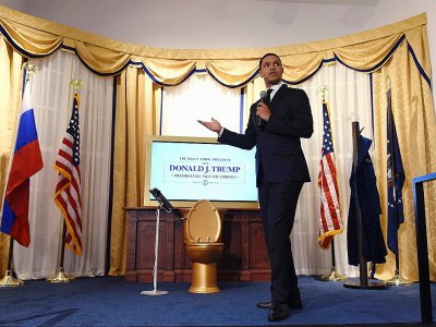 Trevor Noah, présentateur vedette de "The Daily Show" sur la chaîne câblée Comedy Central, présente l'exposition consacrée aux tweets du président américain Donald Trump, le 15 juin 2017 à New York - TIMOTHY A. CLARY [AFP]