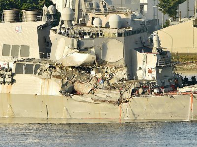 Le destoyer américain USS Fitzgerald endommagé après une collision de retour au port de Yokosuka, au Japon, le 17 juin 2017 - Kazuhiro NOGI [AFP]