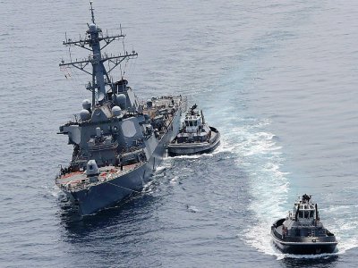 Le destroyer USS Fitzgerald et le navire marchand philippin ACX Crystal en mer du Japon, le 17 juin 2017 - STR [JIJI PRESS/AFP]