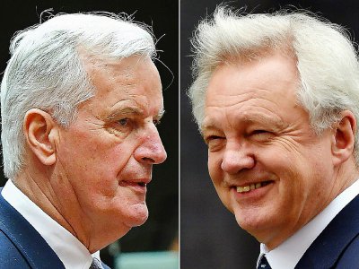 Le négociateur en chef pour la Commission européenne Michel Barnier (G) et le ministre britannique du Brexit David Davis - Ben STANSALL, Emmanuel DUNAND [AFP/Archives]