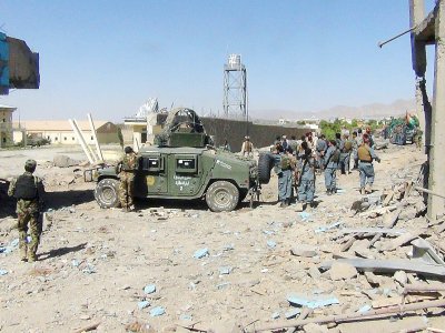 Des policiers afghans sur les lieux d'une attaque des talibans contre le siège de la police à Gardez (sud-est de l'Afghanistan), le 18 juin 2017 - FARID ZAHIR [AFP]