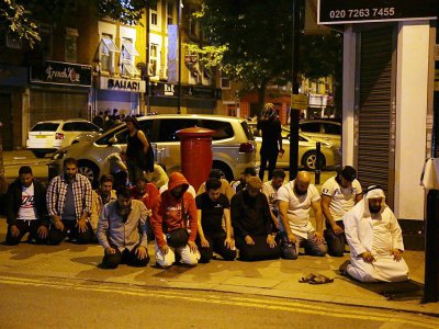 Des musulmans prient après qu'un véhicule a fauché des piétons le 18 juin 2017 à Londres - Daniel LEAL-OLIVAS [AFP]