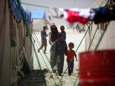 Des réfugiés syriens qui ont fui les combats dans un camp pour personnes déplacées, le 10 juin 2017 à Ain Issa, dans le nord de la Syrie - DELIL SOULEIMAN [AFP/Archives]