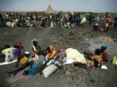 Des villageois, qui ont fui les combats,  attendent une distribution de nourriture par la Croix-Rouge internationale près de Thonyor, le 3 février 2016, au Soudan du Sud - ALBERT GONZALEZ FARRAN [AFP/Archives]