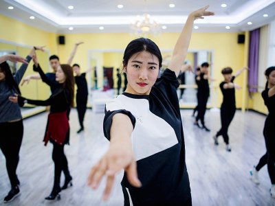 Des élèves du collège industriel et commercial d'Yiwu pendant un cours de danse, le 14 mars 2017, près de Shanghai - Johannes EISELE [AFP]
