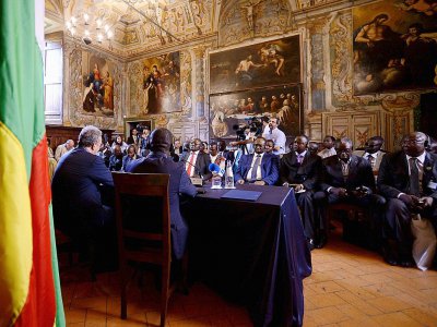 Le président de Sant'Egidio, Marco Impagliazzo (devant, 2e G) et la délégation politique de Centrafriqe à Rome le 19 juin 2017 - FILIPPO MONTEFORTE [AFP]