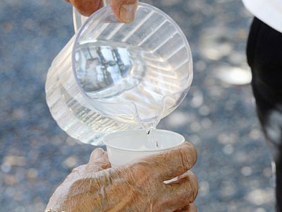 La solidarité s'organise pour offrir "un peu de fraîcheur" aux personnes âgées - MEHDI FEDOUACH [AFP/Archives]