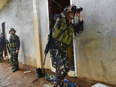 Des marines philippins, le 19 juin 2017 à Marawi lors d'une offensive contre des jihadistes - Ted ALJIBE [AFP]