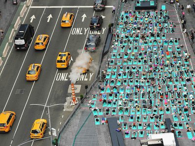 Des yogis célébrent le solstice d'été, sur Times Square à New York, le 21 juin 2017 - TIMOTHY A. CLARY [AFP]