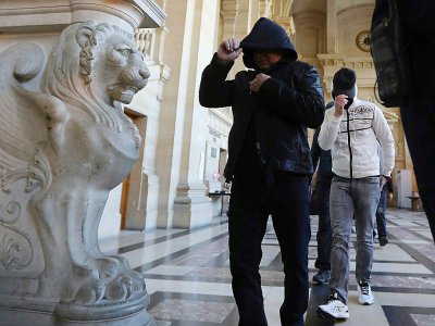 Des témoins arrivent au procès de la filière jihadiste Cannes-Torcy le 20 avril 2017 à Paris - Jacques DEMARTHON [AFP/Archives]