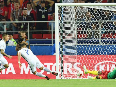 L'attaquant chilien Eduardo Vargas (g) inscrit le 2e but de la Roja contre le Cameroun en Coupe des Confédérations à Moscou, le 18 juin 2017 - Kirill KUDRYAVTSEV [AFP/Archives]