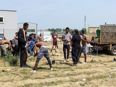 Des migrants à Calais le 21 juin 2017 - DENIS CHARLET [AFP]