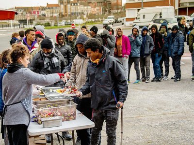 Des associations distribuent des repas aux migrants à Calais le 21 juin 2017 - PHILIPPE HUGUEN [AFP/Archives]