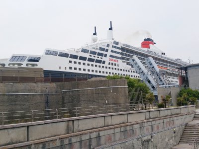 Le Queen Mary 2 à quai à Cherbourg, le 23 juin 2017. - Célia Caradec