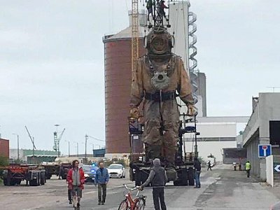 Le géant scaphandrier de Royal de Luxe est arrivé sur le port du Havre. (juillet 2017) - Twikenham Twikenham