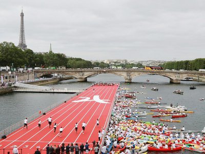 Des athlètes en piste près du pont Alexandre III, le 23 juin 2017 à Paris - JACQUES DEMARTHON [AFP]