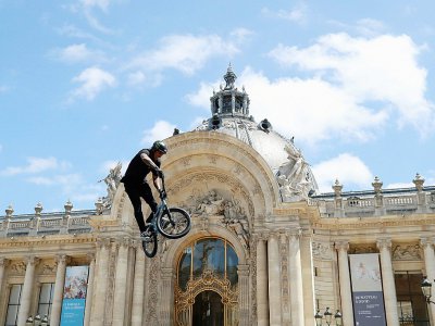 Une démonstration de BMX devant le Petit Palais, le 23 juin 2017 à Paris - JACQUES DEMARTHON [AFP]