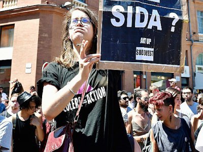 Une militante d'Act Up dans un défilé de la Gay pride à Toulouse, le 10 juin 2017 - REMY GABALDA [AFP/Archives]