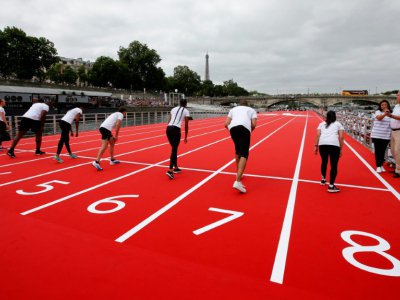 La maire de Paris Anne Hidalgo et l'ancien champion olympique Guy Drut donne le départ d'une course sur une piste installée sur la Seine, le 23 juin 2017 à Paris - JEAN-PAUL PELISSIER [POOL/AFP]