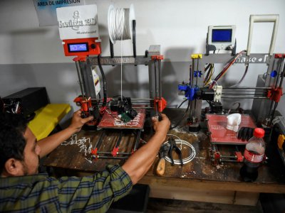 Le Colombien Yusef Muñoz, directeur général de Fabrilab, travaille sur des prothèses imprimées en 3D, le 12 juin 2017 à Bogota - RAUL ARBOLEDA [AFP]