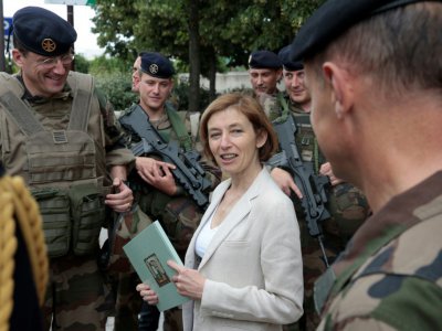 La ministre des Armées Florence Parly, le 24 juin 2017 lors d'une inspection du dispositif "Sentinelle" à Paris - GEOFFROY VAN DER HASSELT [AFP]