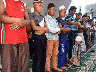 Des musulmans prient à la mosquée de Marawi à la veille de l'Aïd el-Fitr, le 23 juin 2017 sur l'île de Mindanao, aux Philippines - TED ALJIBE [PA/AFP]