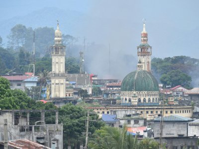 De la fumée au-dessus de la ville de Marawi lors d'un bombardement de l'aviation philippine sur des positions islamistes, le 24 juin 2017 sur l'île de Mindanao - TED ALJIBE [PA/AFP]