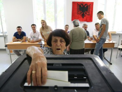 Une femme vote lors des législatives, le 25 juin 2017 à Tirana, en Albanie - Gent SHKULLAKU [AFP]