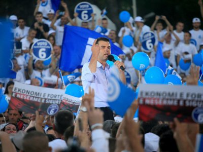 Lulzim Basha, opposé au Premier ministre albanais pour les législatives, lors d'un meeting de campagne, le 23 juin 2017 à Tirana - Gent SHKULLAKU [AFP]