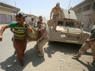 Les forces irakiennes évacuent un blessé de la vieille ville de Mossoul, le 23 juin 2017 - AHMAD AL-RUBAYE [AFP/Archives]