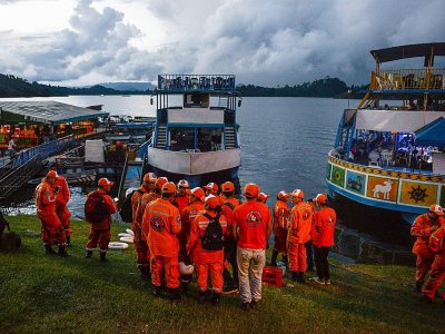 Des secouristes participent à la recherche des survivants après le naufrage du bateau Almirante à Guatapé (Colombie) le 25 juin 2017 - JOAQUIN SARMIENTO [AFP]
