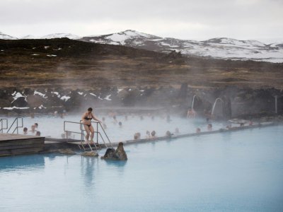 Baignade dans des sources d'eau chaude à Myvatn, en Islande, le 12 avril 2017 - LOIC VENANCE [AFP/Archives]