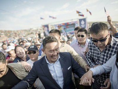 Khaltmaa Battulga, du parti démocratique mongol, candidat à la présidentielle, lors d'un meeting de campagne, le 23 juin 2017 à Oulan-Bator, en Mongolie - FRED DUFOUR [AFP]