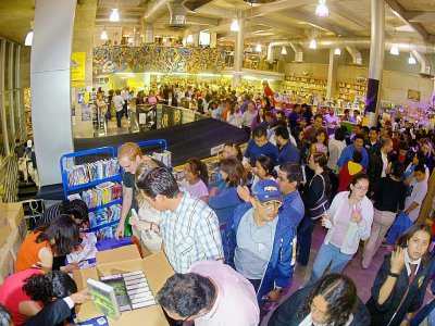 Des centaines de personnes font la queue pour acheter le dernier volume des aventures de Harry Potter de J.K Rowlings, dans une libraire à Mexico, le 16 juillet 2005 - ALFREDO ESTRELLA [AFP/Archives]