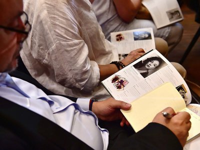 Des souvenirs d'Yves Montand et Simone Signoret aux enchères, le 26 juin 2017 à Paris - CHRISTOPHE ARCHAMBAULT [AFP]