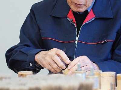 Tesshu Takemori, président de la société Chikuho-Do, dans son atelier à Kumano, le 16 janvier 2017 - Karyn NISHIMURA-POUPEE [AFP/Archives]