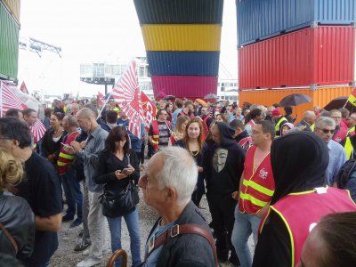 Sous les arcades de containers au Havre le 27 juin 2017 : manifestation contre la loi travail - Gilles Anthoine