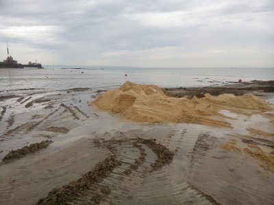 Il ne reste plus rien du bloc de défense côtière déminé par les plongeurs démineurs de Cherbourg, sur la plage du Havre, le 27 juin 2017 - Gilles Anthoine