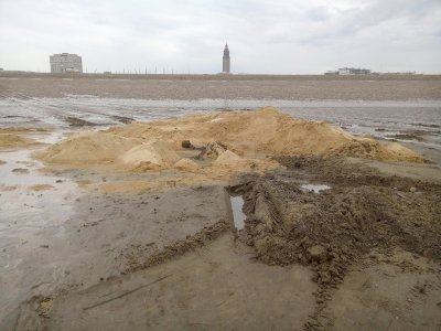 Sur la plage du Havre, le bloc de défense côtière a été enseveli une fois vérifié qu'il n'y avait pas d'explosif à l'intérieur (27 juin 2017) - Gilles Anthoine